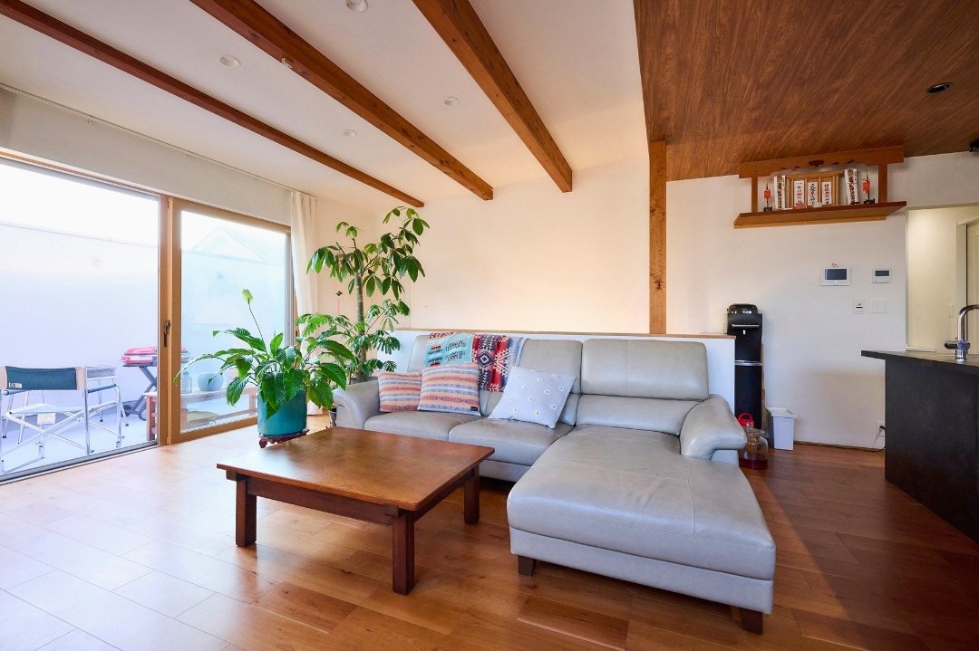 落ち着いた色彩のリビング空間の画像